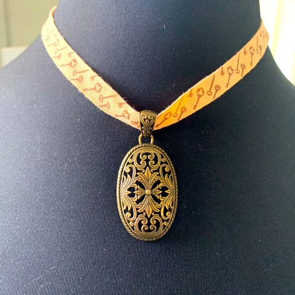 Jewelry - Necklace skeleton key choker